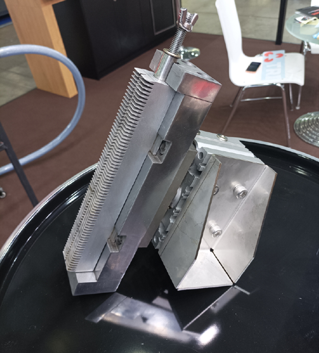 Изображение выглядит как стол, в помещении, машина, серебряный
Содержимое, созданное искусственным интеллектом, может быть неверным.