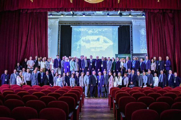 Изображение выглядит как в помещении, одежда, театр, занавеска
Содержимое, созданное искусственным интеллектом, может быть неверным.