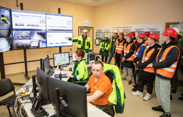 Изображение выглядит как одежда, человек, в помещении, компьютер
Содержимое, созданное искусственным интеллектом, может быть неверным.