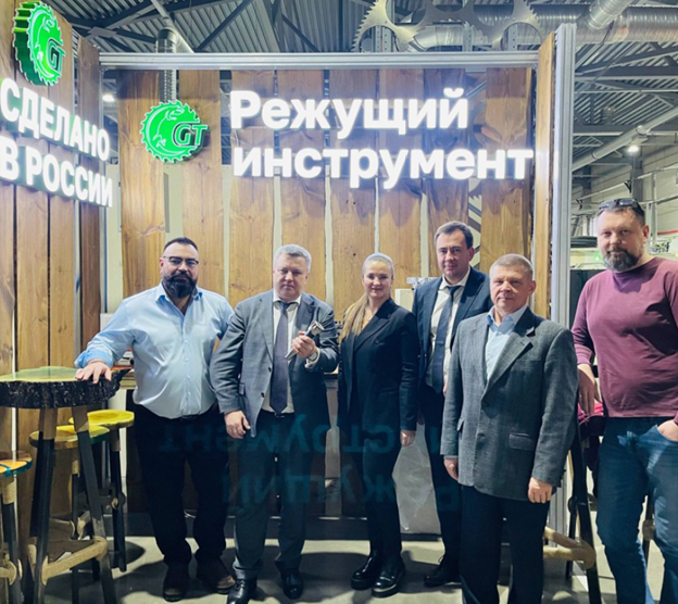 Изображение выглядит как одежда, человек, обувь, строительство
Содержимое, созданное искусственным интеллектом, может быть неверным.