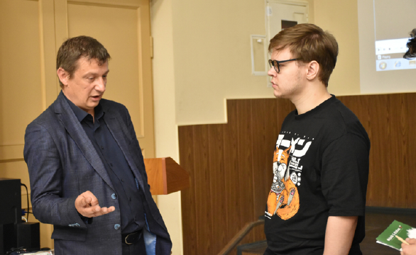 Изображение выглядит как одежда, человек, в помещении, стена
Содержимое, созданное искусственным интеллектом, может быть неверным.