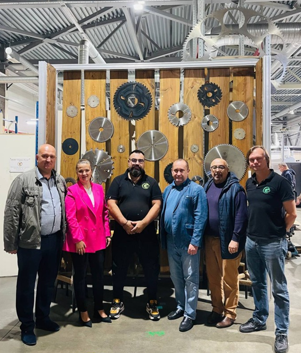 Изображение выглядит как одежда, человек, обувь, джинсы
Содержимое, созданное искусственным интеллектом, может быть неверным.