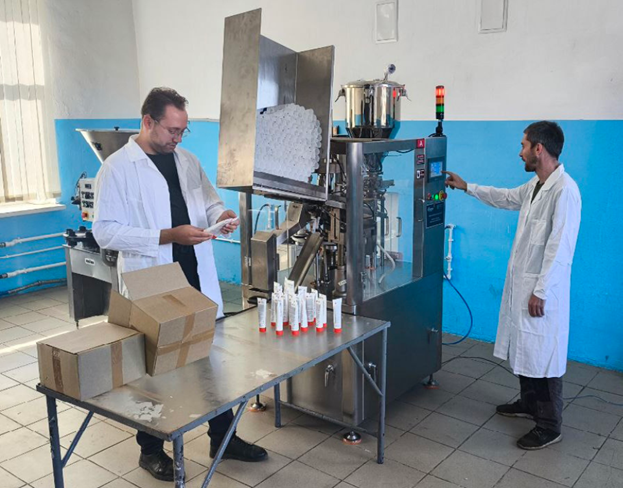 Изображение выглядит как одежда, человек, в помещении, Медицинское оборудование
Содержимое, созданное искусственным интеллектом, может быть неверным.