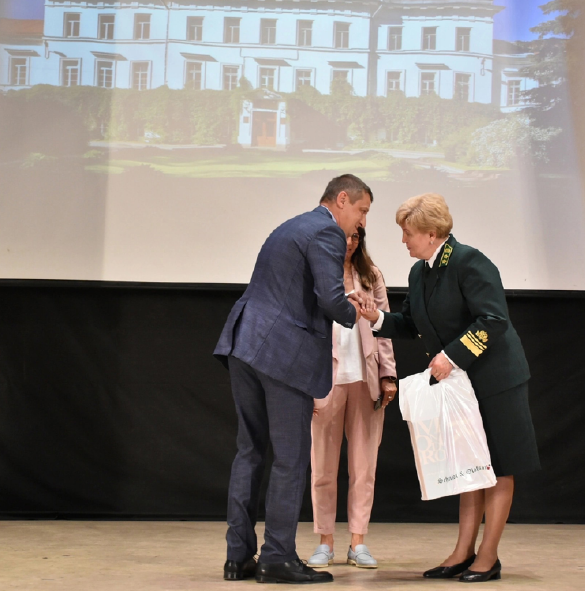 Изображение выглядит как одежда, человек, обувь, костюм
Содержимое, созданное искусственным интеллектом, может быть неверным.